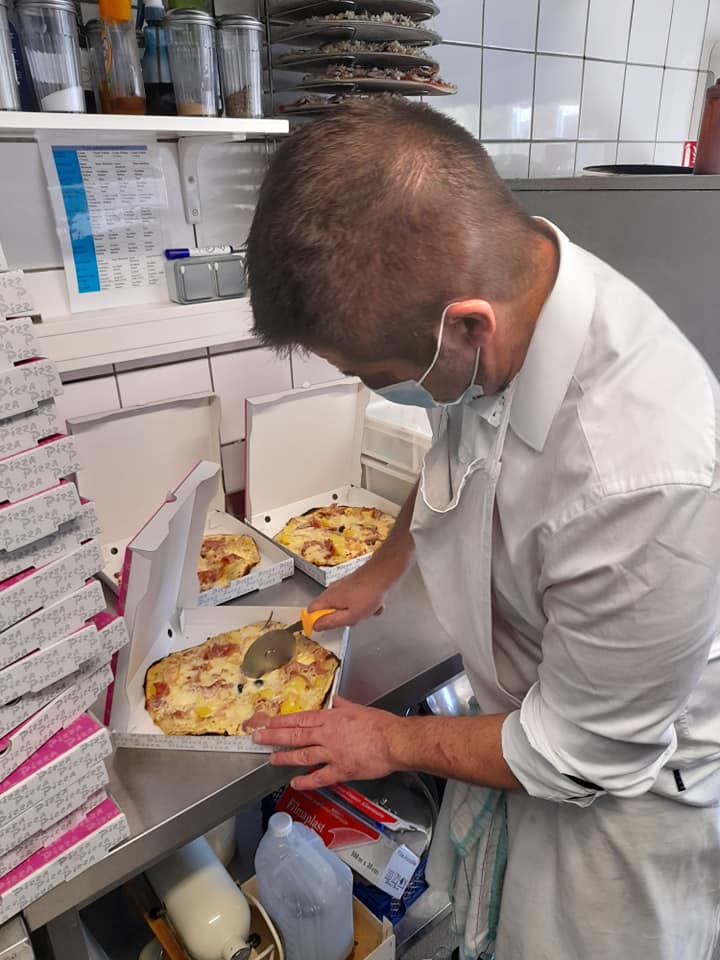 Découpage d'une Pizza par AZZURRA PIZZ'